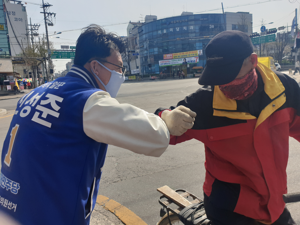 진성준 더불어민주당 후보가 6일 오후 서울 강서구 방화 사거리에서 주민과 인사하고 있다. 이현정 기자/rene@heraldcorp.com