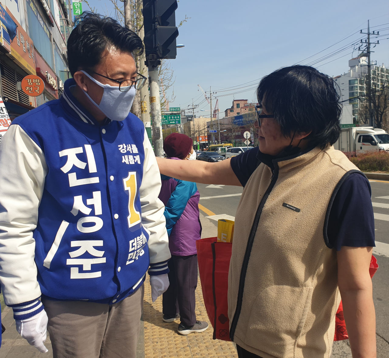 진성준 더불어민주당 후보가 6일 오후 서울 강서구 방화 사거리에서 주민과 인사하고 있다. 이현정 기자/rene@heraldcorp.com
