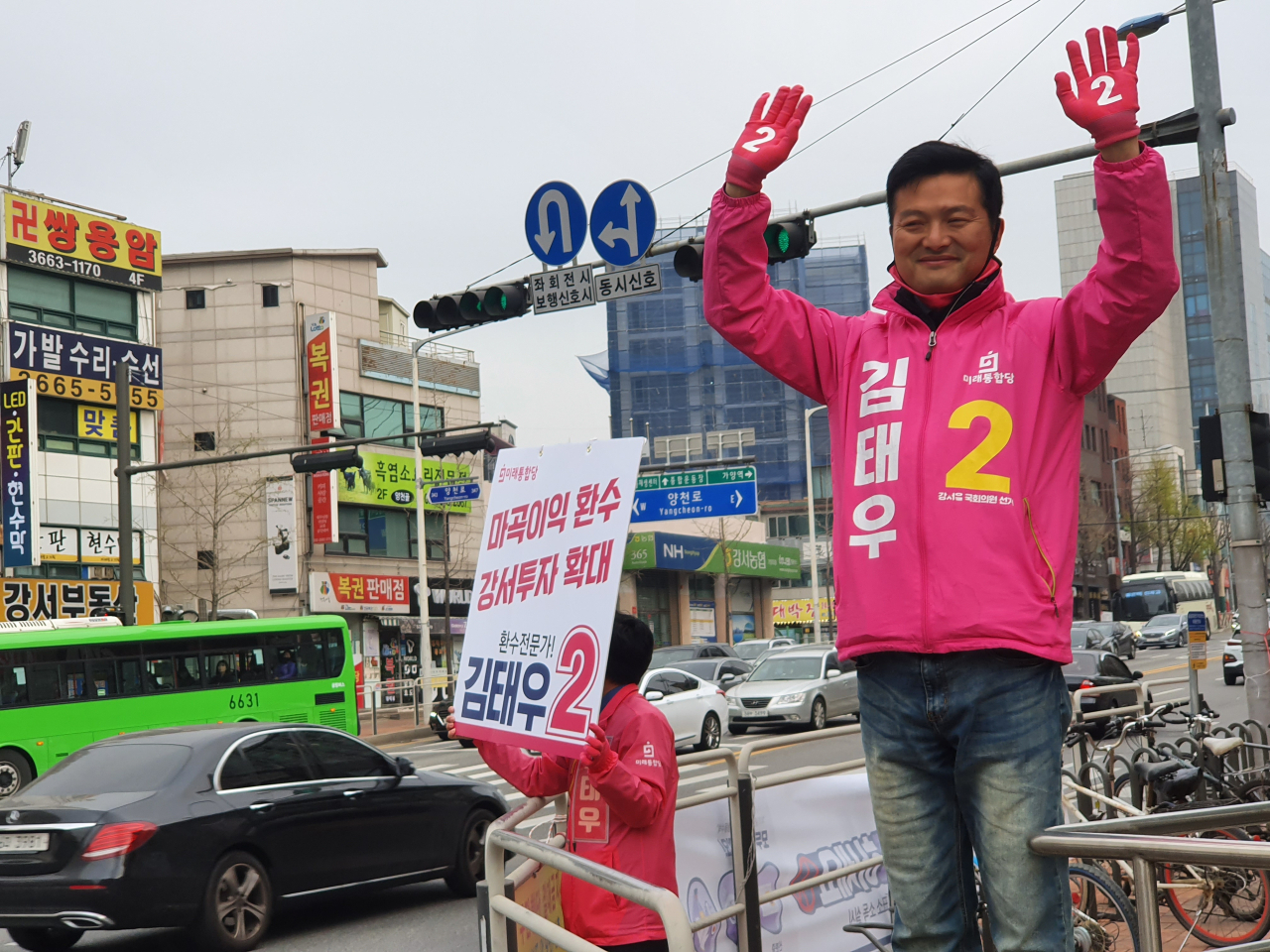 4·15 총선을 앞두고 서울 강서을에 출마하는 김태우 미래통합당 후보가 가양동 양천향교역에서 유세를 하고 있다. [김빛나 수습기자/binna@heraldcorp.com]
