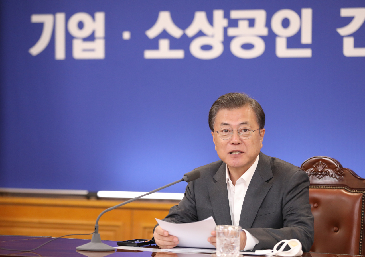 문재인 대통령이 지난 6일 서울 중구 은행회관에서 열린 코로나19 대응 기업·소상공인 긴급 금융지원 현장 간담회를 주재하고 있다. [연합]
