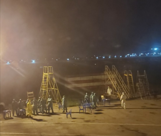 지난달 29일(현지시간) 우즈베키스탄 타슈켄트 공항 활주로 주변에서 방호복 입은 사람들이 입국자 검사를 준비하고 있다. [최재욱 교수 제공]