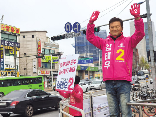 4·15 총선을 앞두고 서울 강서을에 출마하는 김태우 미래통합당 후보가 가양동 양천향교역에서 유세를 하고 있다. 김빛나 수습기자