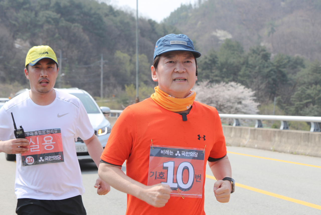 안철수 국민의당 대표가 7일 오전 전북 진안군 용담호 주변 795번 지방도를 달리고 있다. 안 대표는 '국난극복', '지역감정 해소와 통합', '정부 개혁과 약속의 정치' 등을 주제로 이달 1일 여수에서 출발해 수도권까지 하루 평균 30㎞가량 달리기로 이동한다. [연합]
