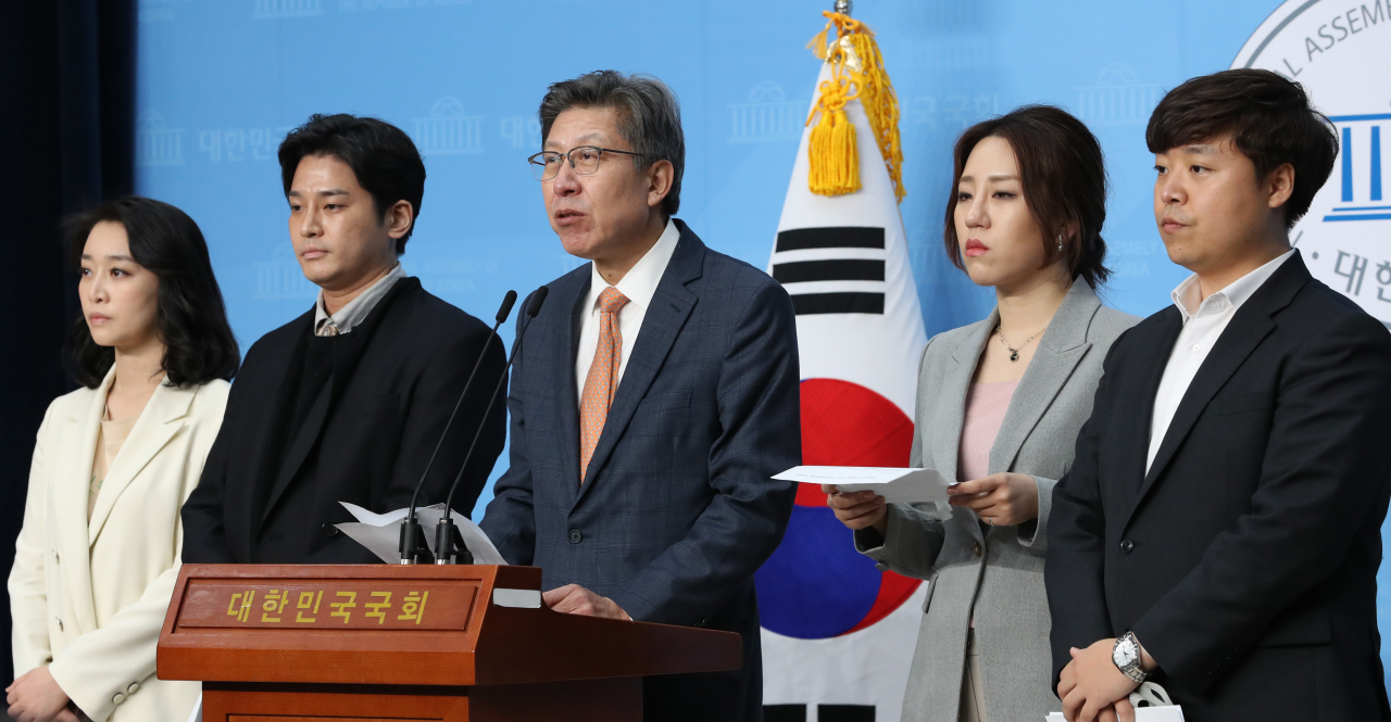 박형준(가운데) 미래통합당 공동선대위원장과 조성은(오른쪽 두 번째) 텔레그램 n번방 근절 대책 TF 위원, '강남 클럽 버닝썬과 경찰의 유착 의혹'을 제기한 김상교(왼쪽 두 번째) 씨 등이 7일 오전 서울 여의도 국회 소통관에서 n번방 피해신고센터 등 n번방 피해 종합대책 브리핑을 하고 있다. [연합]