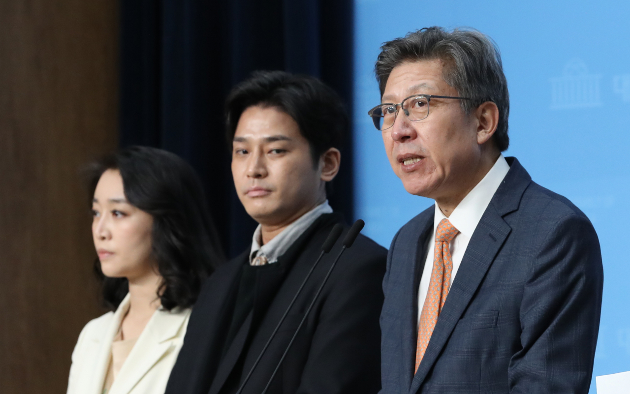 박형준(오른쪽부터) 미래통합당 공동선대위원장, '강남 클럽 버닝썬과 경찰의 유착 의혹'을 제기한 김상교 씨 등이 7일 오전 서울 여의도 국회 소통관에서 n번방 피해신고센터 등 n번방 피해 종합대책 브리핑을 하고 있다. [연합]