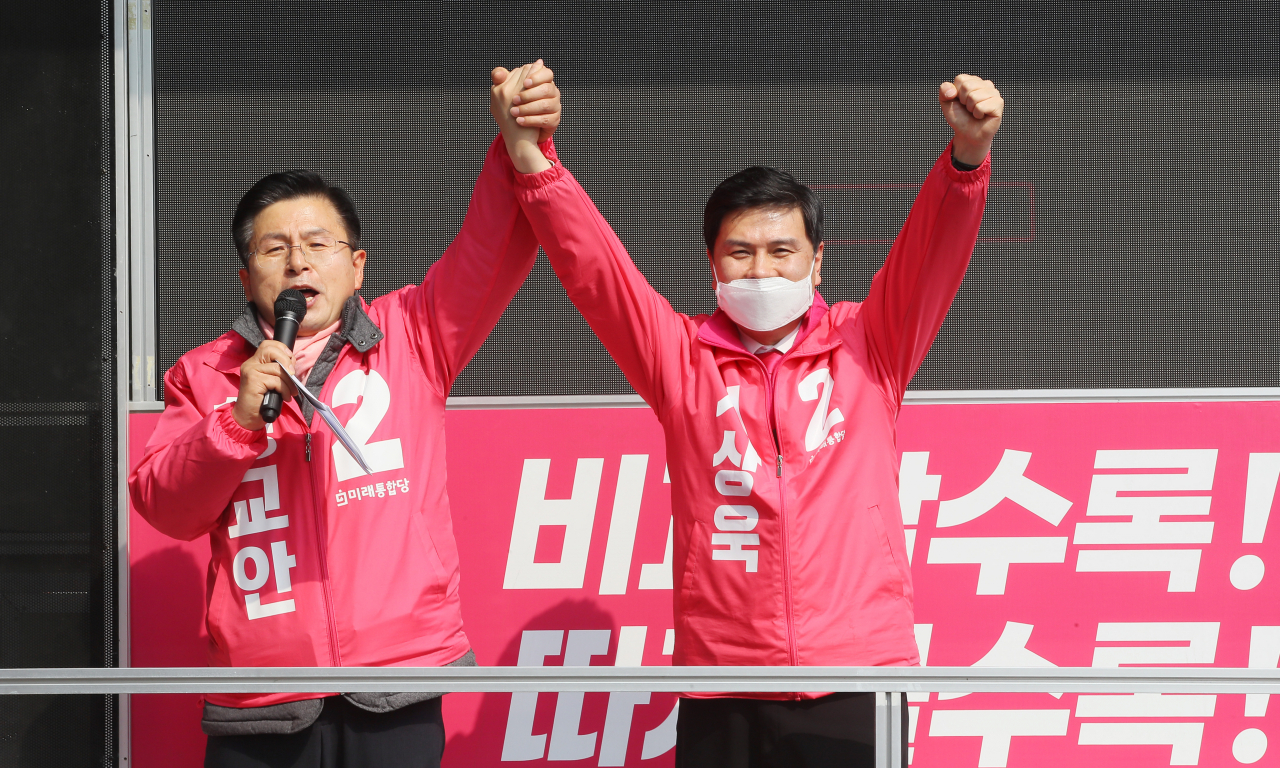 미래통합당 서울 종로 황교안 후보와 중구 성동을 지상욱 후보가 7일 서울 중구 중앙시장 앞에서 함께 지지를 호소하고 있다. [연합]