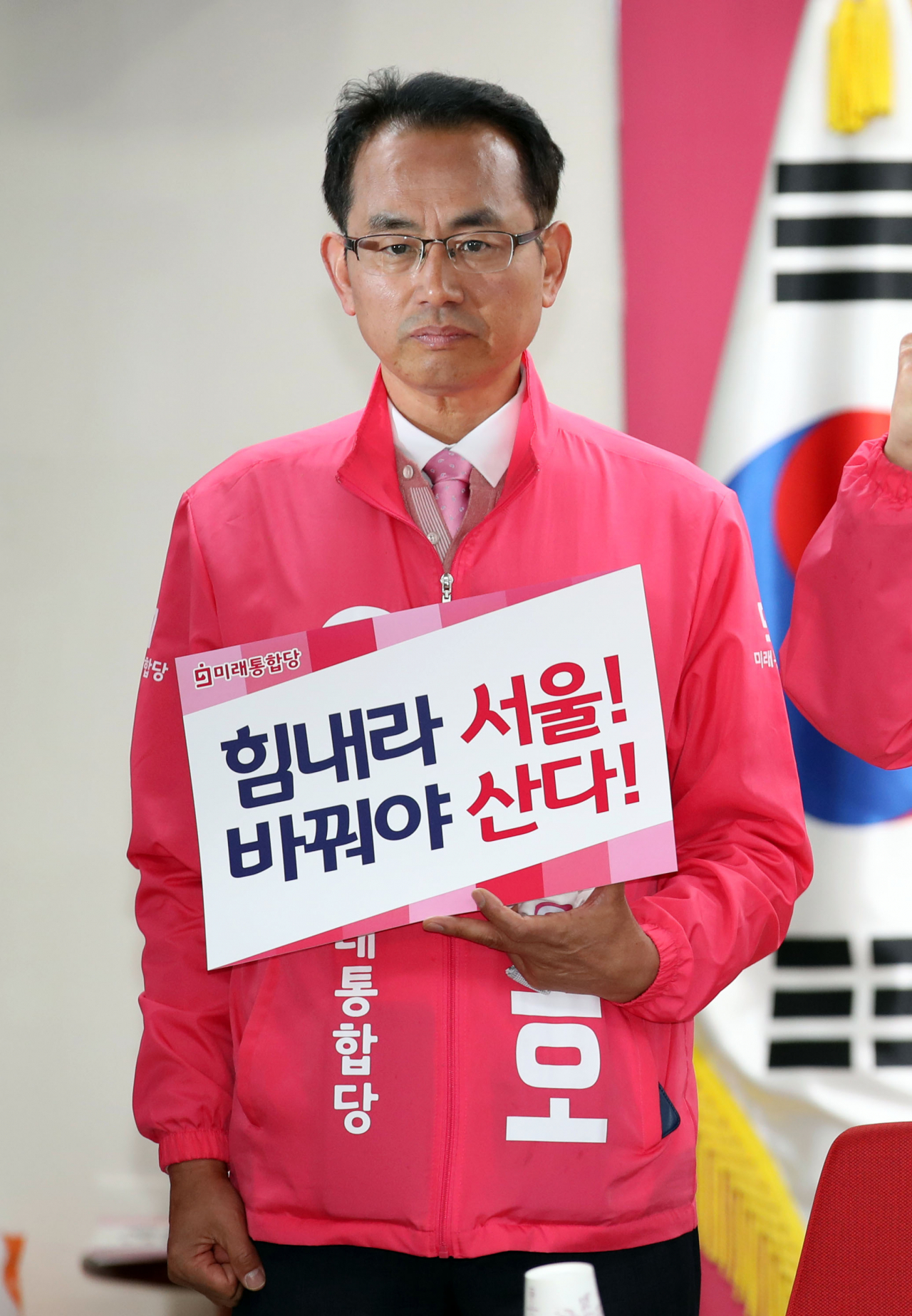 4·15 총선 서울 관악갑에 출마한 미래통합당 후보가 6일 오전 영등포구 미래통합당 당사에서 열린 서울 현장 선거대책위원회 회의에서 손팻말을 들고 있다. 김 후보는 이날 회의에서 '30대와 40대는 논리가 없다'는 취지로 발언해 '세대 비하' 논란이 커지자 사과했다. 연합뉴스