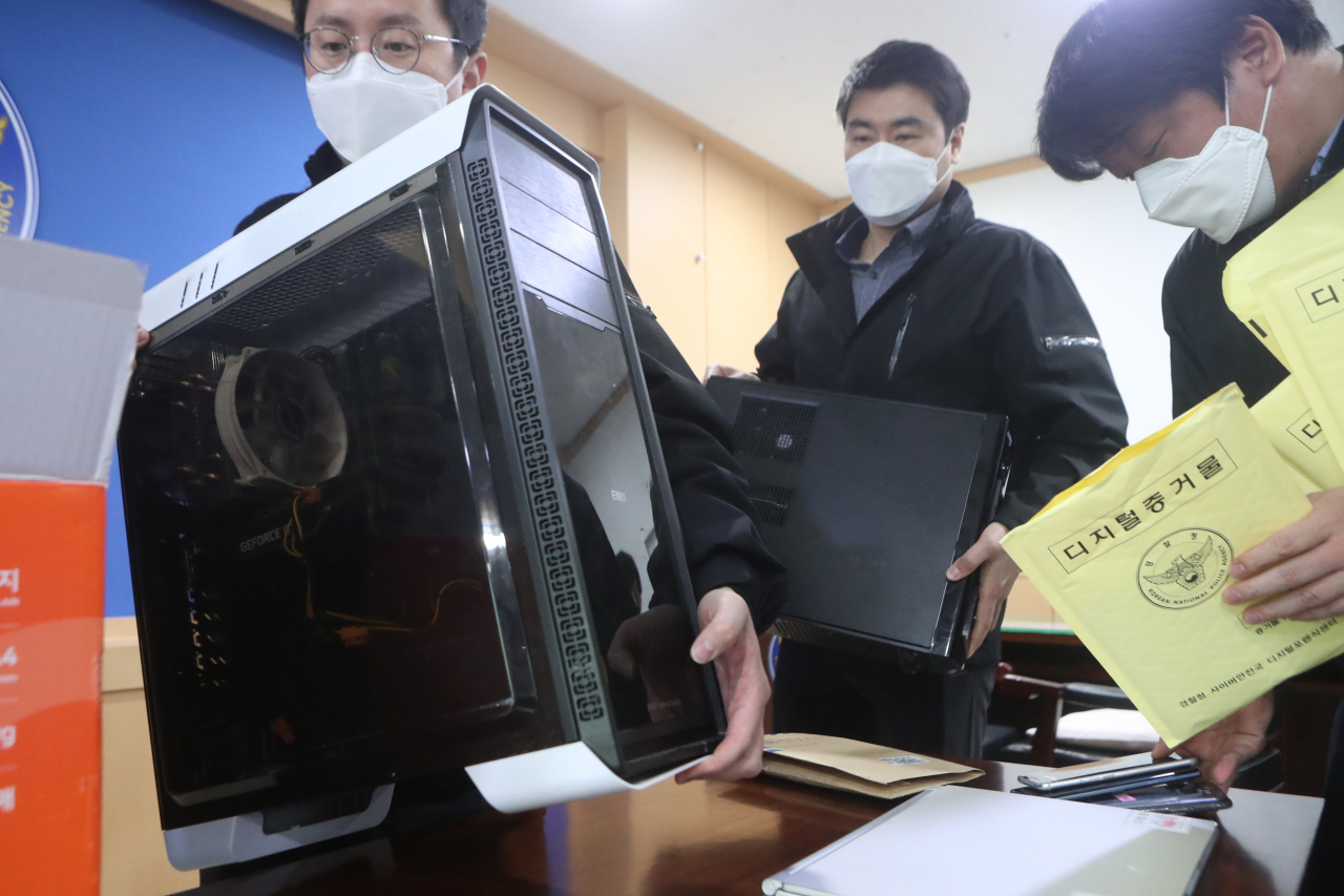 7일 경기도 의정부시 금오동 경기북부지방경찰청에서 열린 인터넷 메신저 '디스코드' 성착취물 채널 운영자 및 유포자 검거 브리핑에서 디지털성범죄 특별수사단이 압수물품을 공개하고 있다. [연합]