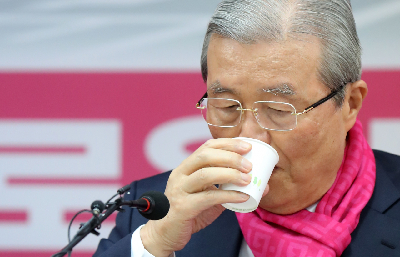 미래통합당 김종인 총괄선거대책위원장이 7일 오전 강원 춘천시 미래통합당 강원도당에서 열린 미래통합당·미래한국당 공동 강원권역 선대위 회의에서 물을 마시고 있다. [연합]