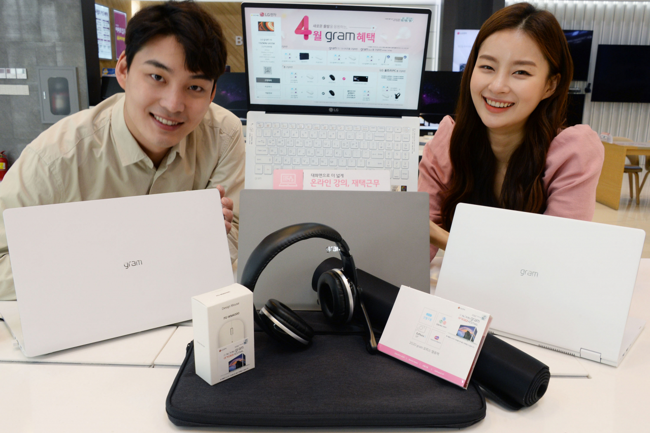 LG전자가 이달 말까지 노트북 구매 고객을 대상으로 온라인 수강이나 재택근무에 유용한 사은품을 증정한다. 최근 PC 수요가 높아지는 가운데, 구매 고객에게 실질적인 혜택을 제공하는 취지다. 사진은 모델들이 LG전자 베스트샵 강남본점 내 노트북 판매코너에서 LG 그램 4월 구매 혜택을 소개하는 모습. [LG전자 제공]