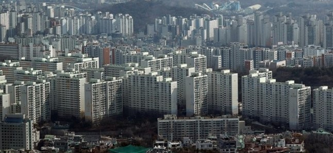 수직 증축 리모델링의 수익성을 결정할 ‘세대 간 내력벽 철거’ 허용 여부 결정이 빠르면 오는 7월 나올 것으로 보인다. 사진은 남산 N서울타워에서 바라본 서울 중구 남산타운 아파트 전경. 2002년 입주한 5150세대 규모의 대단지인 남산타운아파트는 수직증축 방식의 리모델링을 추진 중이다. [연합]