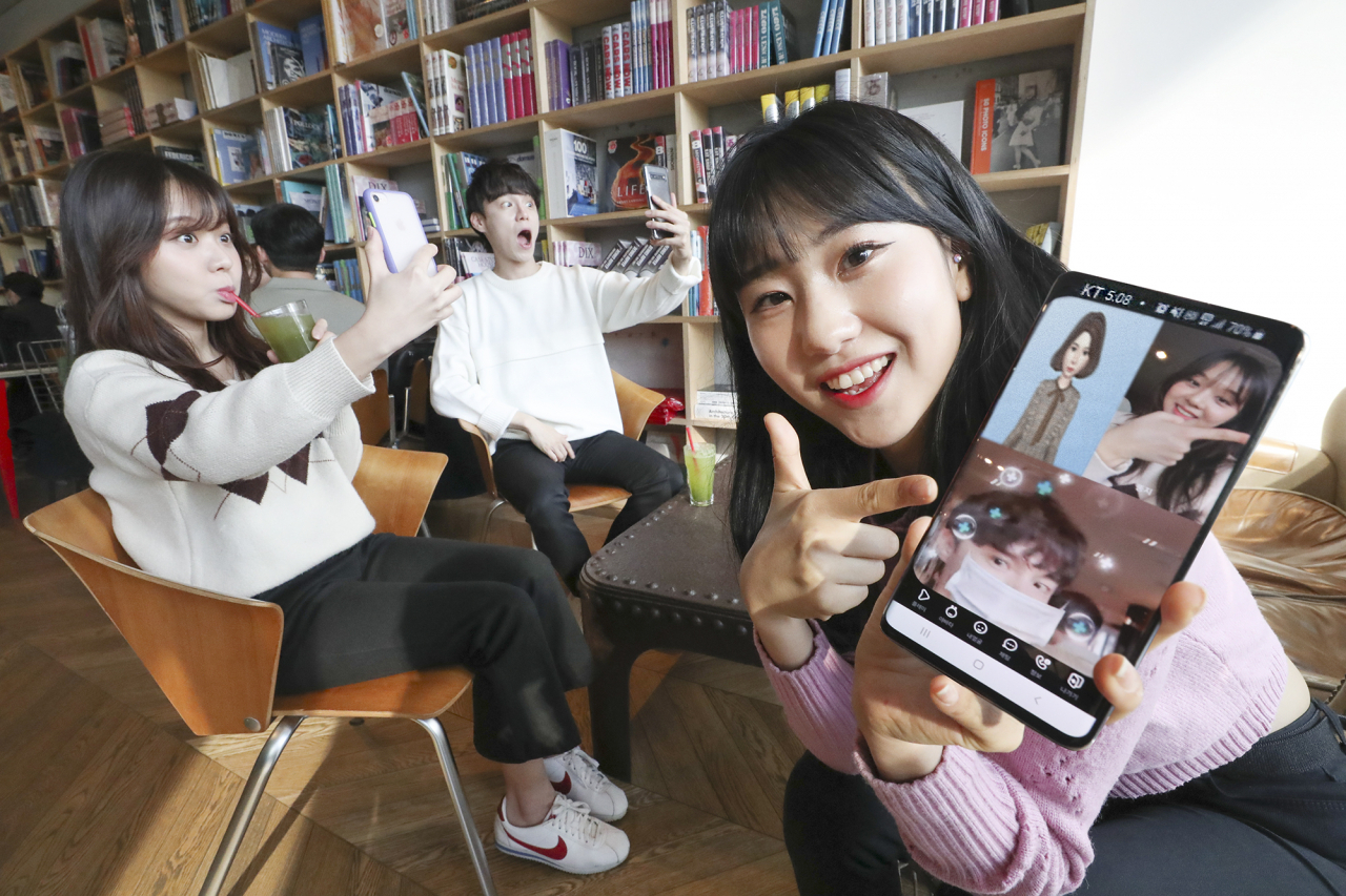KT가 오는 9일부터 5G 영상통화앱 ‘나를’ 데이터 요금을 무료로 제공한다고 8일 밝혔다. 코로나19 바이러스 확산 방지를 위한 ‘사회적 거리두기’를 지원하기 위해서다. KT 모델들이 3D아바타, AR이모티커 등을 활용해 최대 8명과 동시에 영상통화를 할 수 있는 5G 영상통화앱 ‘나를’을 소개하고 있다. [KT 제공]