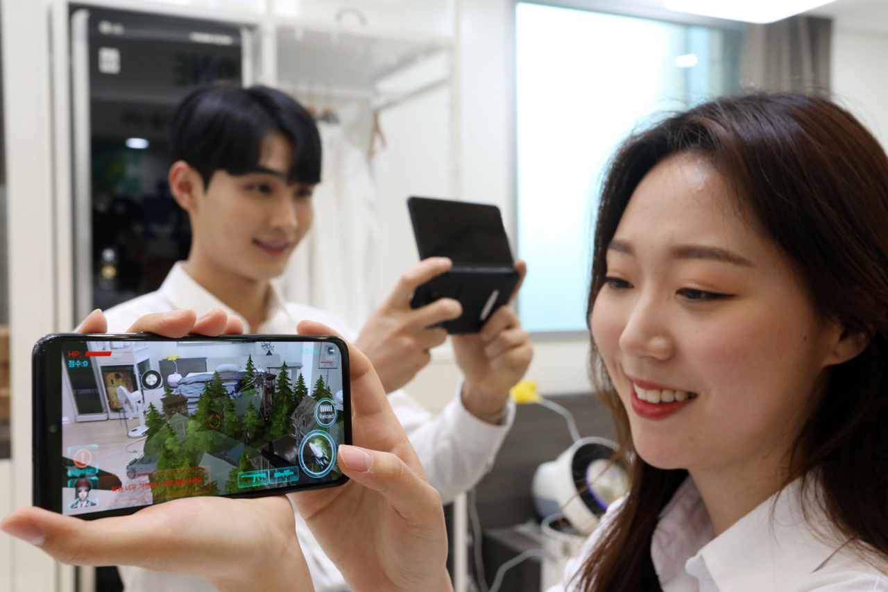 LG유플러스는 5G 서비스 U+AR에 AR게임 테마를 추가하고 AR게임 3종을 출시한다고 밝혔다. AR게임은 앱 또는 웹을 기반으로 현실 위에 구현되는 게임을 즐길 수 있는 콘텐츠다. [LG유플러스 제공]
