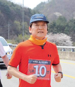 국민의당 안철수 대표 는 ‘국난극복’, ‘지역감정 해소와 통합’, ‘정부 개혁과 약속의 정치’등을 주제로 이달 1일 여수에서 출발해 수도권까지 하루 평균 30㎞가량 달리기로 이동한다. [연합]