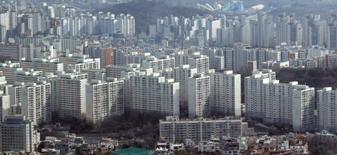수직 증축 리모델링의 수익성을 결정할 ‘세대 간 내력벽 철거’ 허용 여부 결정이 빠르면 오는 7월 나올 것으로 보인다. 사진은 남산 N서울타워에서 바라본 서울 중구 남산타운 아파트 전경. 2002년 입주한 5150세대 규모의 대단지인 남산타운아파트는 수직증축 방식의 리모델링을 추진 중이다. [연합]