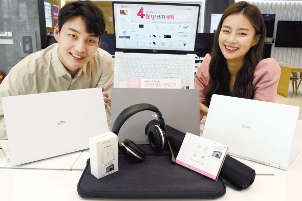 모델들이 LG전자 베스트샵 강남본점 내 노트북 판매코너에서 LG 그램 4월 구매 혜택을 소개하는 모습. [LG전자 제공]