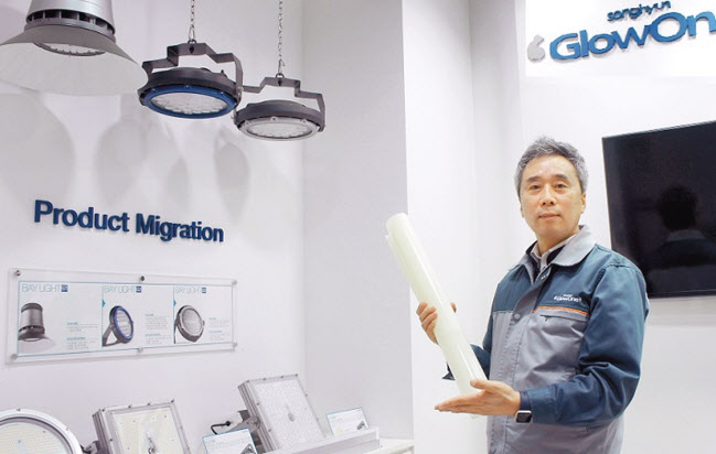 LED조명 전문기업 글로우원의 양인석 대표가 지난 2일 경기도 화성시 반월동 본사에서 양자점 기숭을 활용한 LED조명에 대해 소개하고 있다. 양 대표가 말아 쥔 게 퀀텀닷소재가 코팅된 조명용 필름이다. 조문술 기자