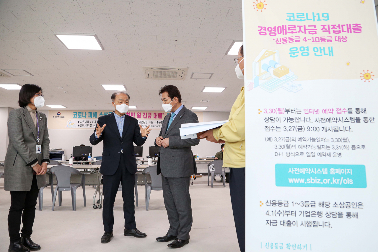 백군기 용인시장이 조봉환 소진공 이사장에 용인센터 개설을 요청하고 있다. [용인시 제공]