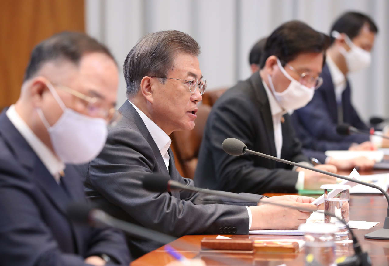 문재인 대통령이 8일 청와대에서 열린 신종 코로나바이러스 감염증(코로나19) 대응 관련 제4차 비상경제회의를 주재하고 있다.[연합]