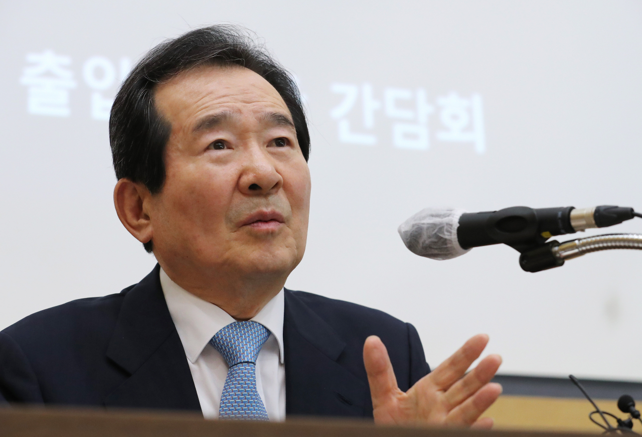 정세균 국무총리가 8일 오전 세종시 정부세종청사에서 열린 출입기자단 간담회에서 취재진의 질문에 답변하고 있다. ［연합］