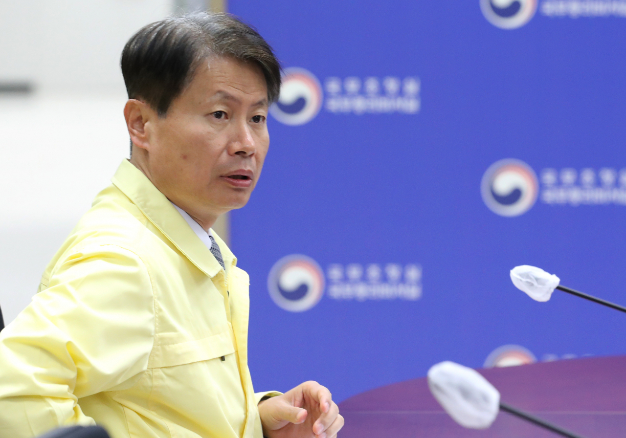 김강립 중앙재난안전대책본부 제1총괄조정관(보건복지부 차관)이 8일 오전 세종시 정부세종청사 위기관리종합상황실에서 열린 신종 코로나바이러스 감염증(코로나19) 대응 중앙재난안전대책본부 회의에 참석해 자리하고 있다. [연합]