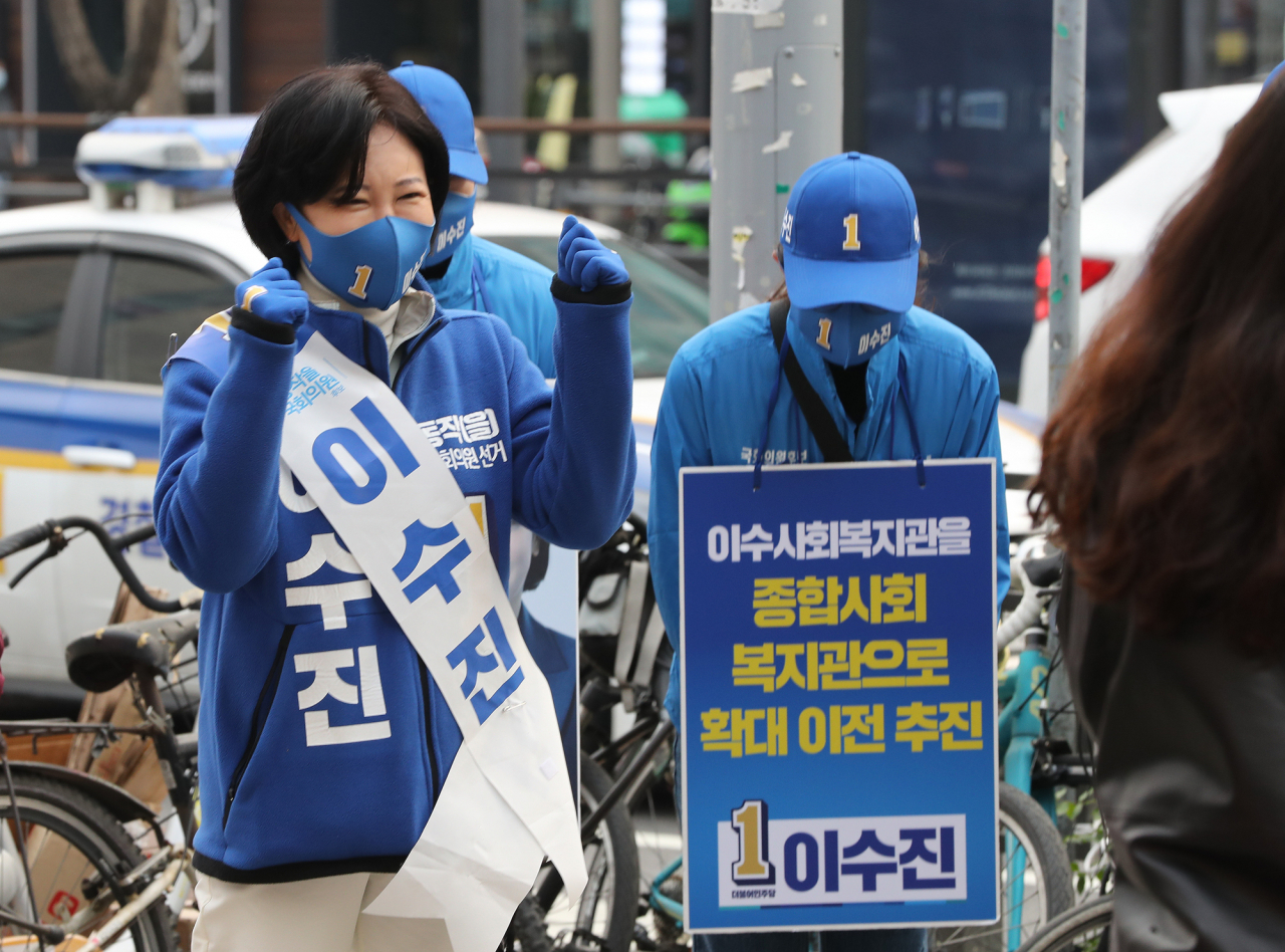 제21대 국회의원 선거를 8일 앞둔 7일 오전 서울 동작구 사당동 이수역에서 동작을에 출마하는 이수진 더불어민주당 후보가 출근 인사를 하고 있다. [연합]