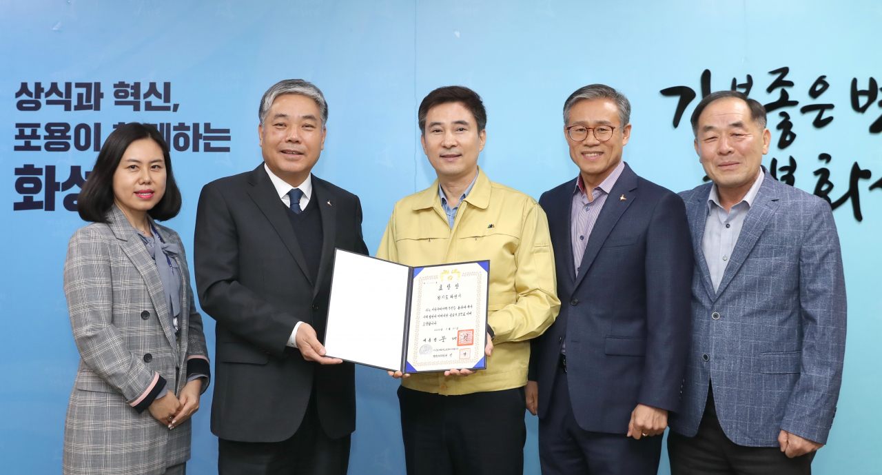 지방규제혁신 우수기관 인증패를 들고 기념촬영하고 있는 서철모 시장. [화성시 제공]