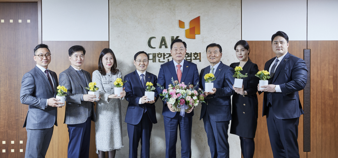김상수 대한건설협회 회장(오른쪽에서 네번째)가 협회 임직원과 함께 화훼농가를 돕기 위한 ‘플라워 버킷 챌린지’에 동참했다. [대한건설협회]