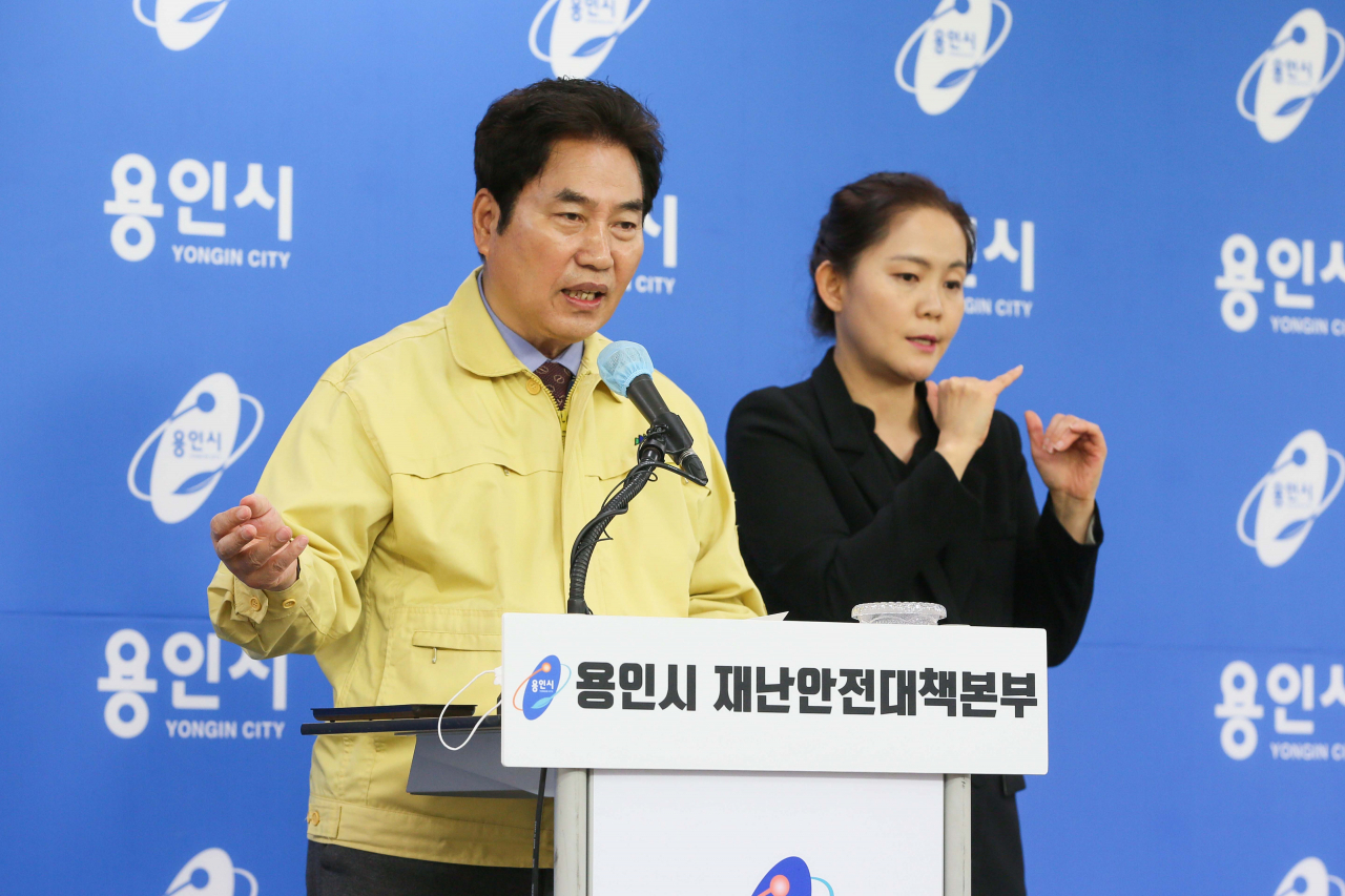 백군기 용인시장이 8일 페이스북 라이브 브리핑을 통해 재난기본소득과 돌봄지원금 지원에 대해 설명하고 있다. [용인시 제공]