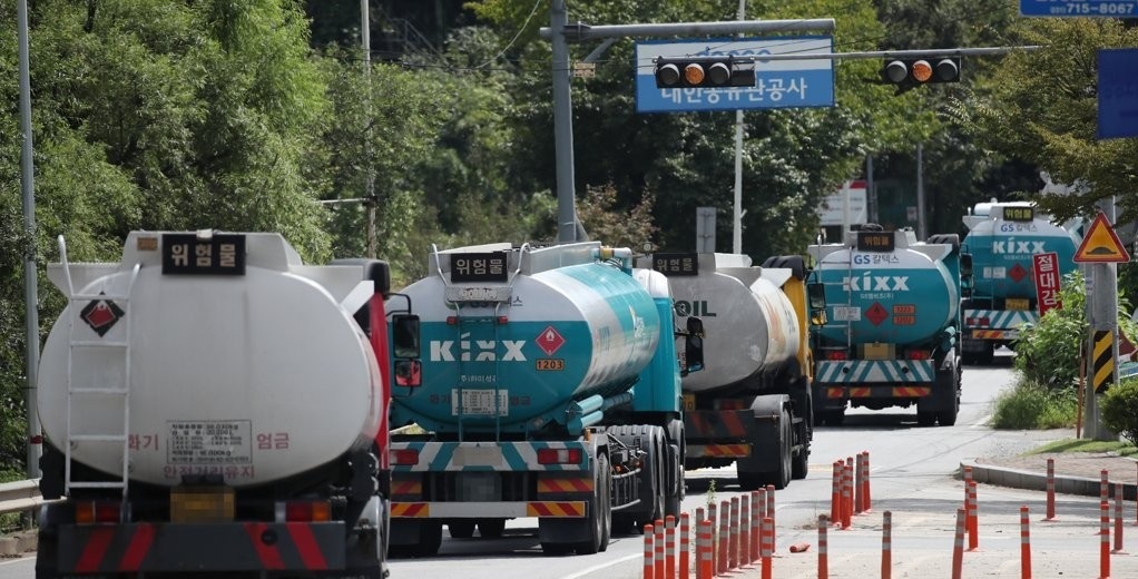 Tankers enter the headquarters of Daehan Oil Pipeline Corp. in Seongnam, east of Seoul, on Sept. 17, 2019. (Yonhap)