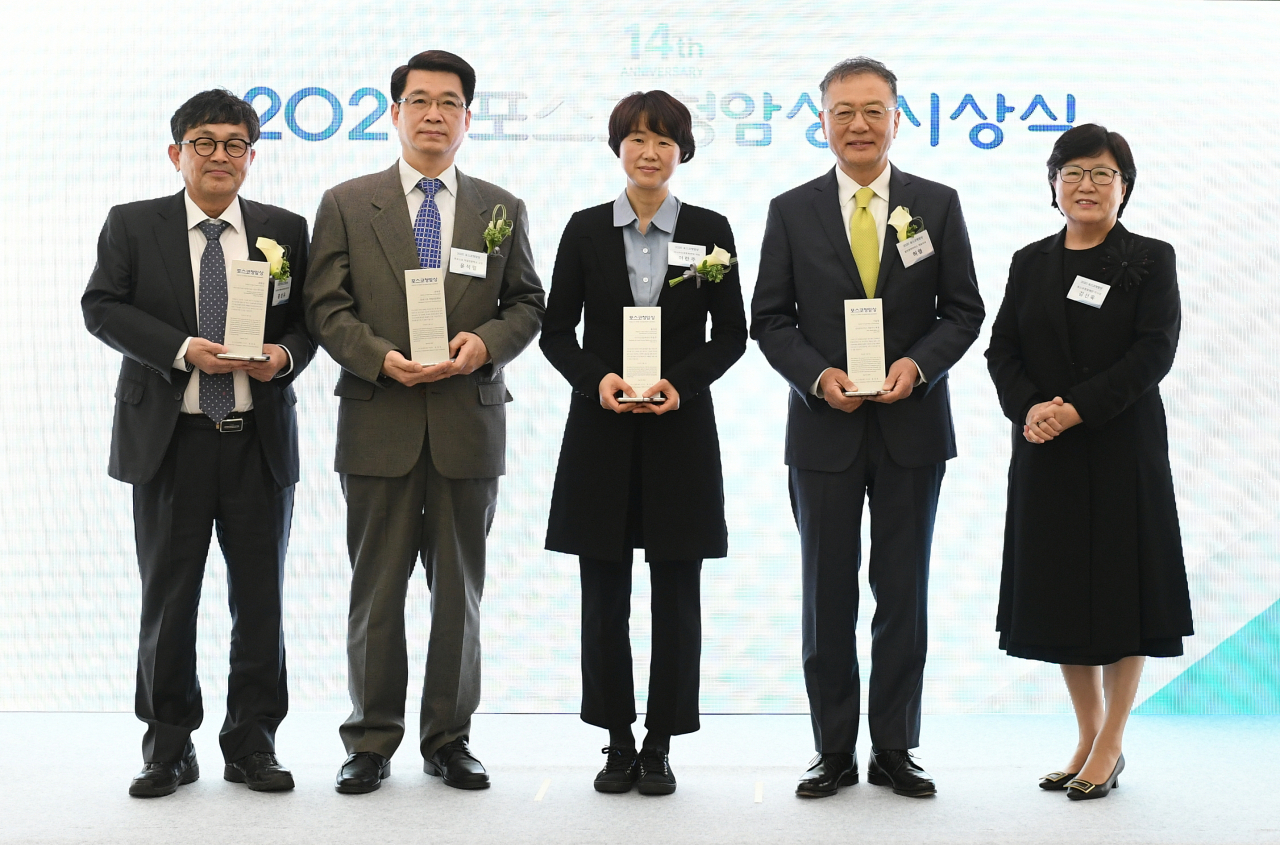 포스코청암재단이 4월 8일 포스코센터에서 제14회‘2020 포스코청암상’ 시상식을 가졌다. 왼쪽부터 홍성유 박사(한국형수치예보모델개발사업단장), 윤석렬 돈보스코 직업전문학교 교장, 이란주 아시아인권문화연대 대표, 허염 실리콘마이터스 대표이사, 김선욱 포스코청암재단 이사장 [포스코청암재단 제공]