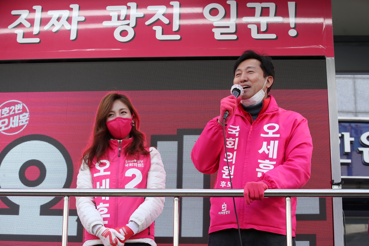 21대 총선 서울 광진을에 출마한 오세훈 미래통합당 후보가 8일 서울 광진구 자양사거리에서 딸 주원 씨와 함께 유권자들에게 지지를 호소하고 있다. [연합]