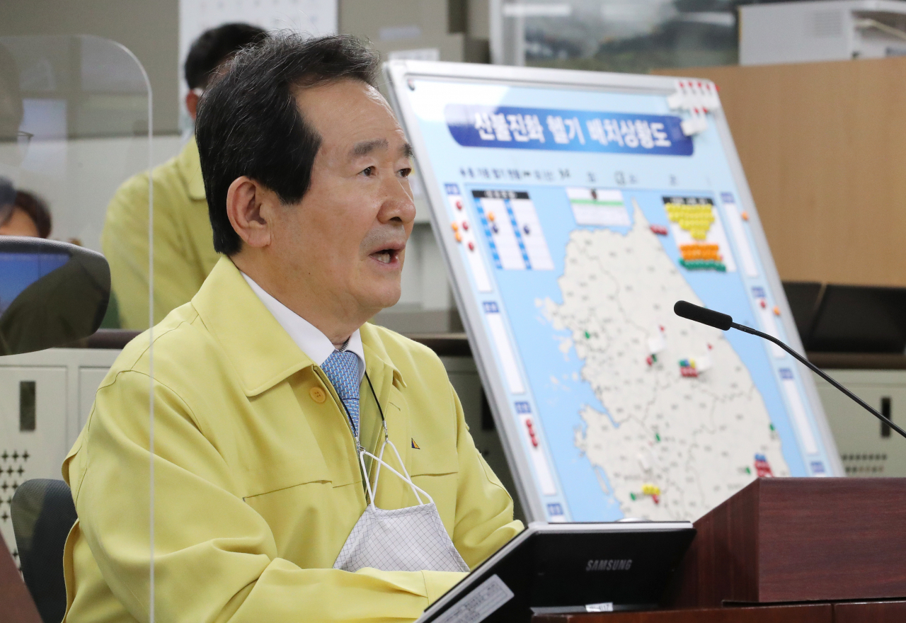 정세균 국무총리가 8일 오후 정부대전청사 산림청 내 중앙산불방지대책본부를 방문해 박종호 산림청장으로부터 대형산불 방지대책 및 피해복구 현황 설명을 들은 뒤 당부의 말을 전하고 있다. ［연합］