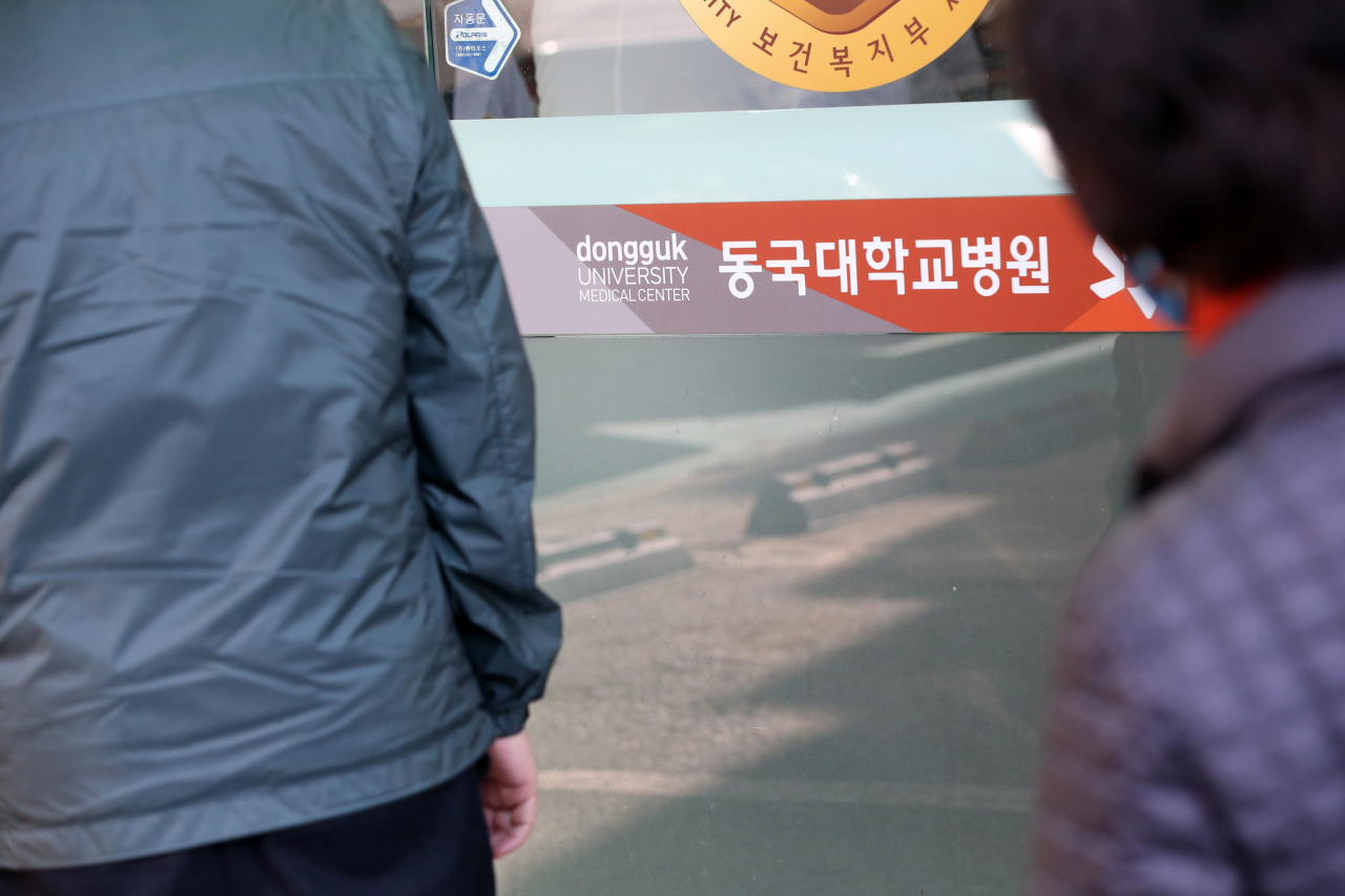 경북 경주 동국대경주병원 출입문. 8일 병원에 따르면 국내 최연소 확진자 아기를 포함한 일가족 세 명이 이날 오후 퇴원했다. [연합]