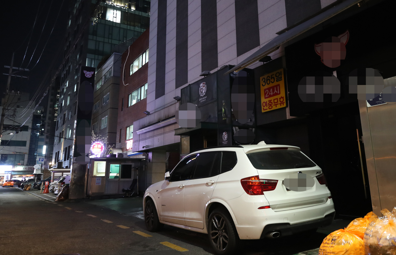 서울시가 19일까지 유흥업소에 사실상 영업중지 명령을 내린 8일 오후 서울 강남구 유흥업소 문이 닫혀있다. [연합]