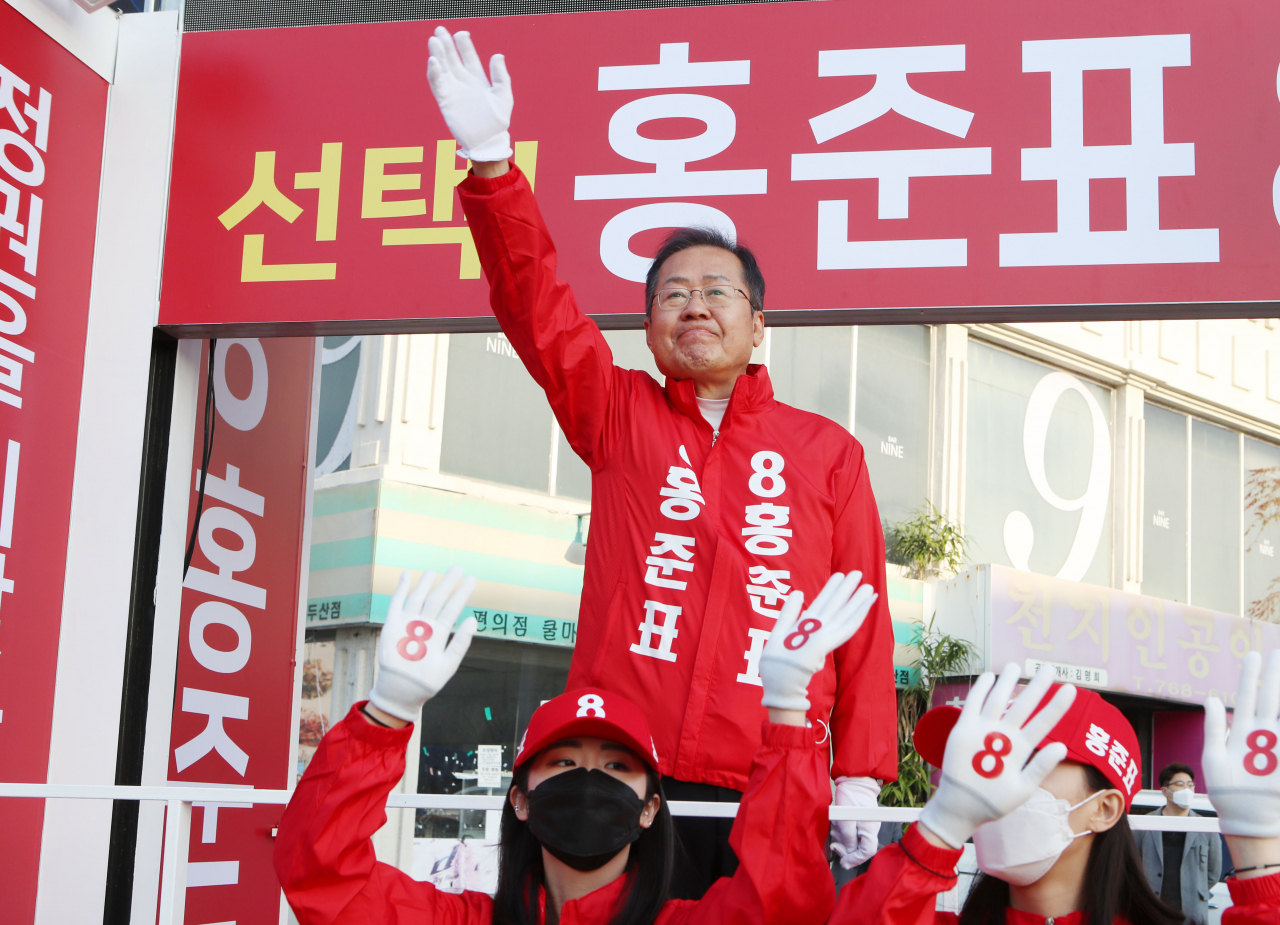 총선 유세 시작 첫날인 2일 오전 대구시 수성구 두산오거리에서 수성을에 출마한 홍준표 무소속 후보가 지지를 호소하고 있다. [연합]
