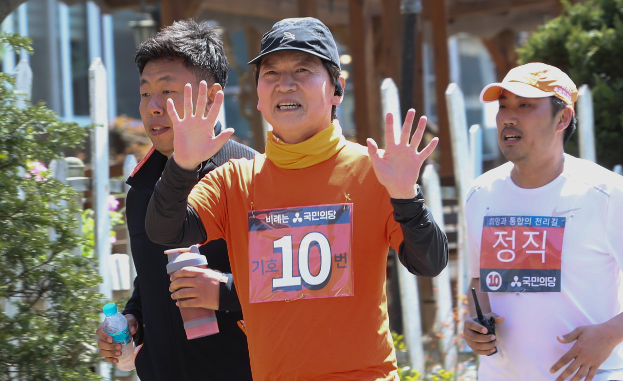 안철수 국민의당 대표가 8일 오후 첫 도착지인 대전시 동구 시립 제2노인전문병원 앞에 도착하며 손으로 10번을 펼쳐 보이고 있다. [연합]