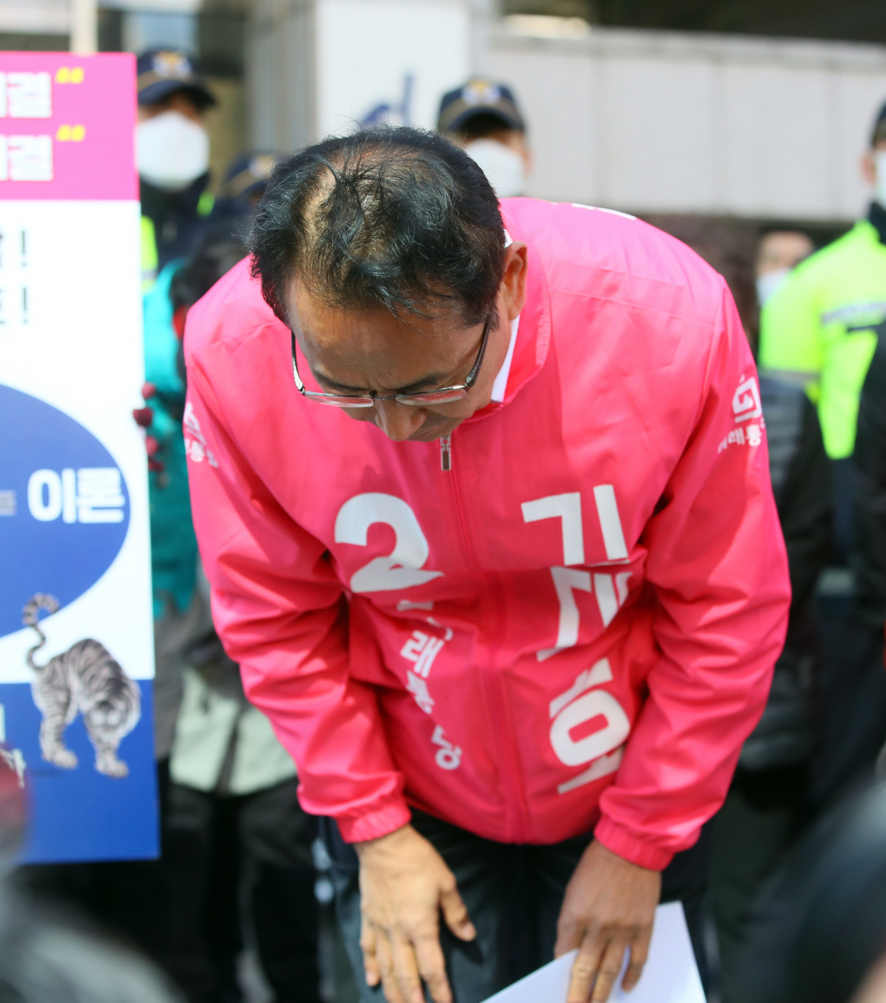 ‘세대 비하’ 발언 논란으로 당 윤리위원회에서 제명이 의결된 미래통합당 관악갑 김대호 국회의원 후보가 8일 서울 영등포구 미래통합당사 앞에서 가진 기자회견에서 고개 숙여 사과하고 있다. [연합]