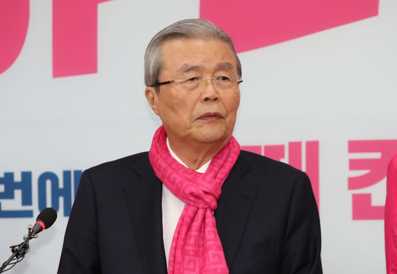 4·15 총선을 앞두고 김종인 미래통합당 총괄선거대책위원장이 9일 오전 국회에서 '김대호·차명진 후보의 막말' 관련 대국민 사과를 마치고 취재진 질문에 답하고 있다. [연합]