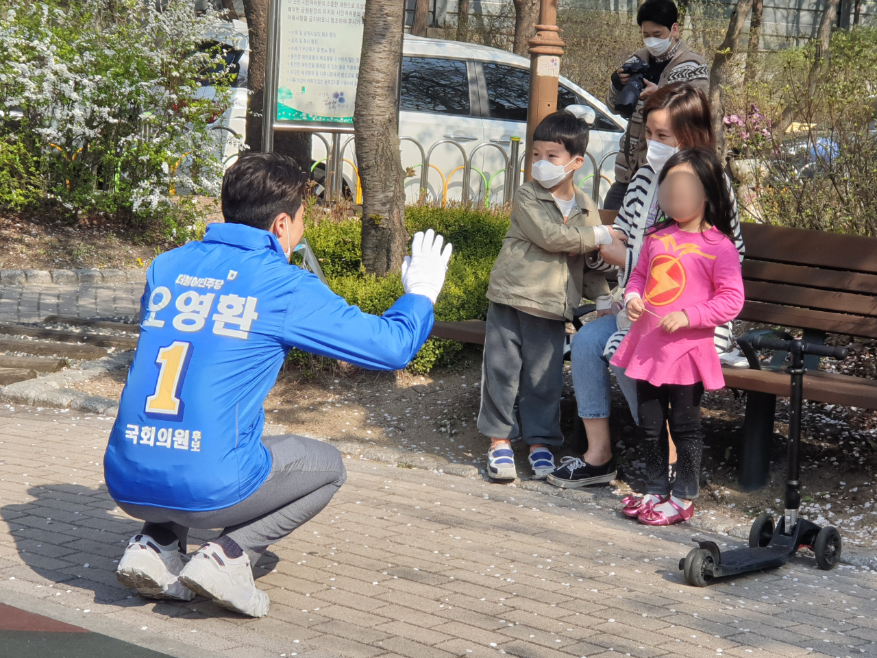 오영환 더불어민주당 후보가 6일 경기 의정부역 인근에서 주민들과 이야기를 나누고 있다. 이현정 기자/rene@heraldcorp.com