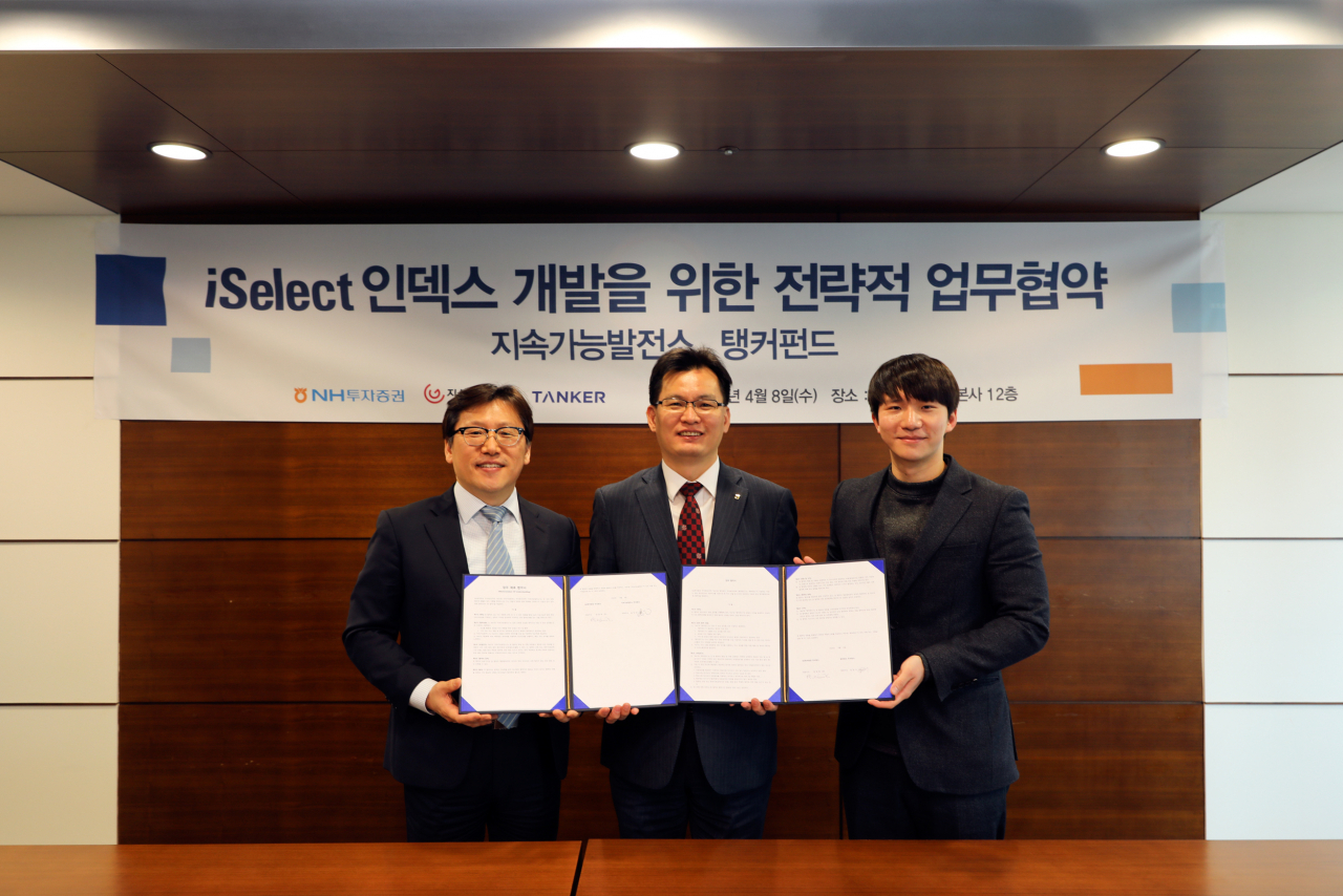 NH투자증권은 8일 서울 여의도 NH투자증권 본사에서 지속가능발전소, 탱커펀드와 ‘iSelect 인덱스 개발을 위한 전략적 업무협약(MOU)’을 체결했다. (왼쪽부터) 지속가능발전소 윤덕찬 대표, NH투자증권 임계현 경영전략본부장, 탱커펀드 임현서 대표. [NH투자증권 제공]