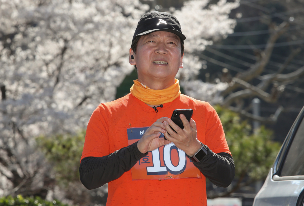 안철수 국민의당 대표가 8일 오후 대전시 동구 시립 제2노인전문병원 앞을 출발하며 생방송 인터뷰를 하고 있다. 안 대표는 '국난극복', '지역감정 해소와 통합', '정부 개혁과 약속의 정치' 등을 주제로 이달 1일 여수에서 출발해 수도권까지 하루 평균 30㎞가량 달리기로 이동한다. [연합]