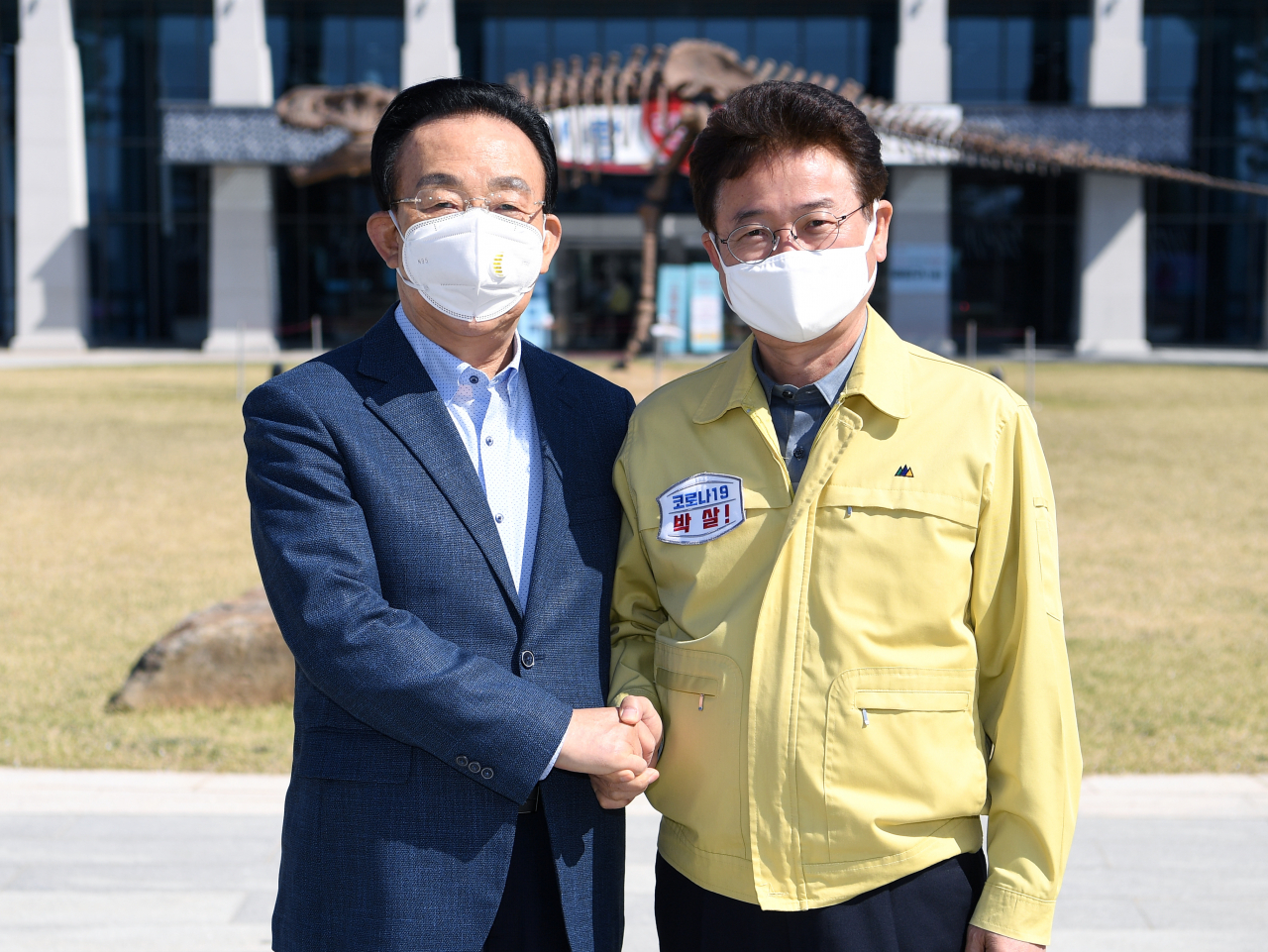 김관용 전 경북지사와 이철우 지사가 8일 도청 앞마당에서 기념촬영을 하고 있다.[경북도 제공]