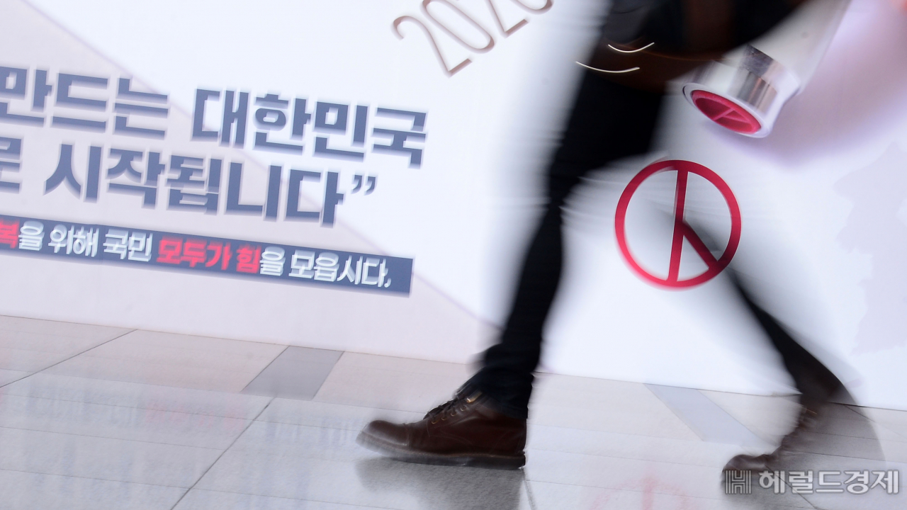 [헤럴드경제=이상섭 기자] 9일 오전 서울역에 제21대 국회의원 선거 남영동 사전투표소가 설치되고 있다. 10~11일 이틀간 진행되는 사전투표는 오전 6시부터 오후 6시까지이며 투표하러 갈 때는 본인의 주민등록증, 여권, 운전면허증 등 관공서 또는 공공기관이 발행한 사진이 첩부돼 있는 신분증을 갖고 가야 한다. babtong@heraldcorp.com