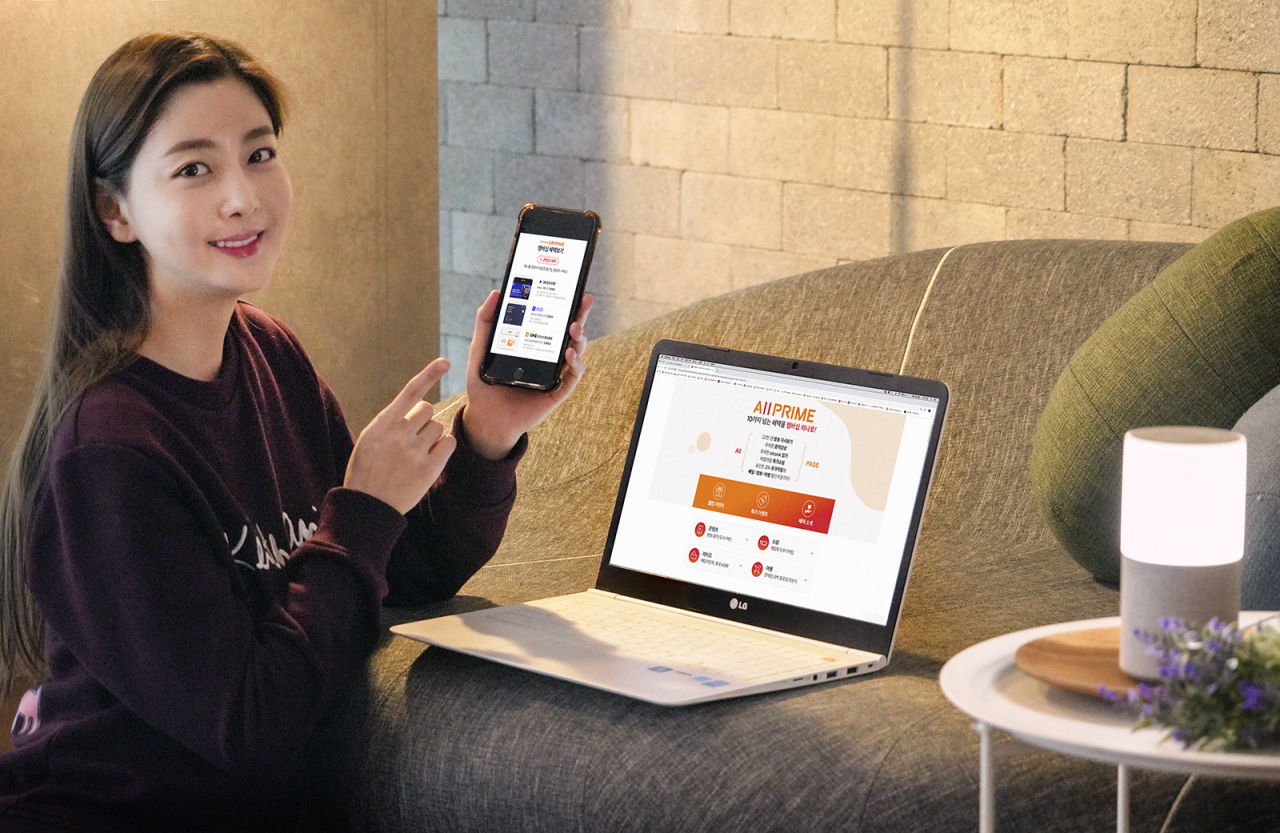 SK텔레콤은 비대면 생활에 유용한 ‘올프라임(AllPRIME)’ 멤버십을 오는 13일부터 신규 가입 고객 선착순 1만 명에게 1개월간 무료 제공한다고 밝혔다. 사진은 SK텔레콤 모델이 ‘올프라임’으로 11번가 쇼핑을 하고 있는 모습 [SK텔레콤 제공]