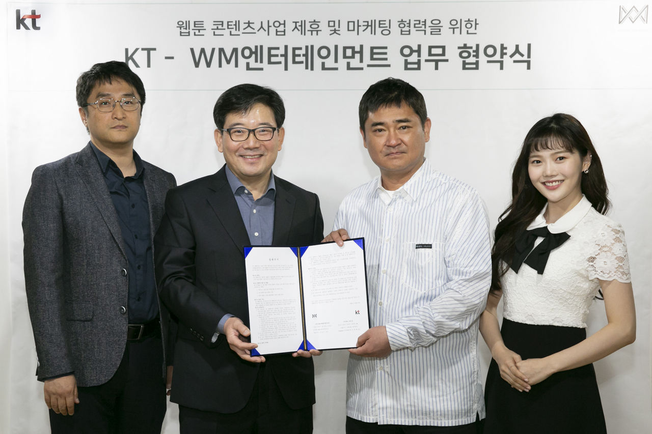 KT는 자사의 웹툰 플랫폼 ‘케이툰(KTOON)’의 콘텐츠 강화를 위해 WM엔터테인먼트와 ‘웹툰 콘텐츠 및 마케팅 협력을 위한 업무 협약(MOU)’을 체결했다고 9일 밝혔다. (왼쪽부터)KT 콘텐츠마켓사업담당 이택흔 상무, KT 커스터머부문신사업본부장 김훈배 전무와 WM엔터테인먼트 이원민 대표이사, 오마이걸 멤버(리더) 효정이 기념촬영을 하고 있다. [KT제공]