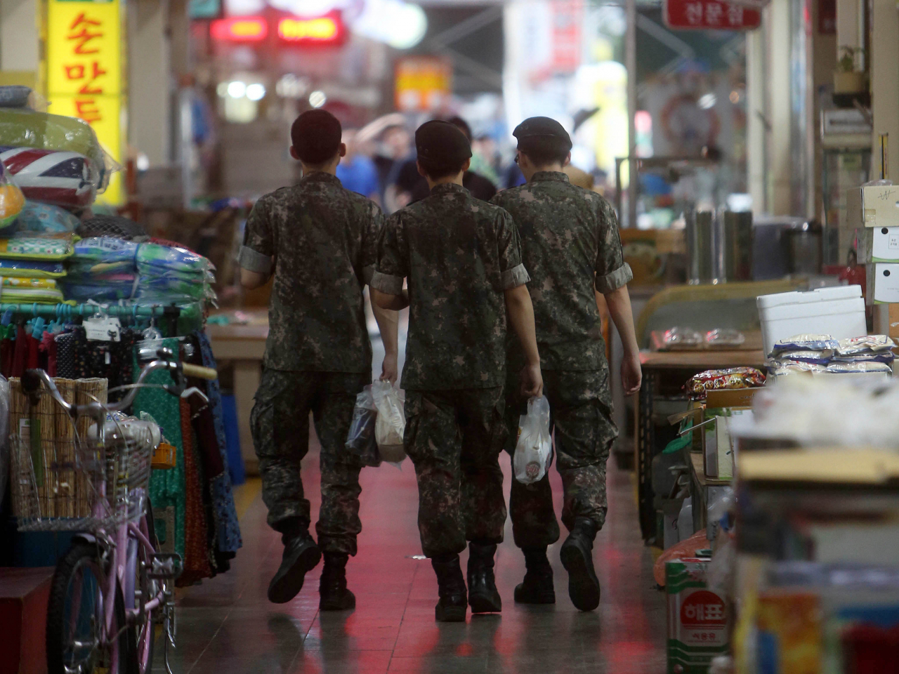 외출한 병사. 기사와는 무관.[연합]