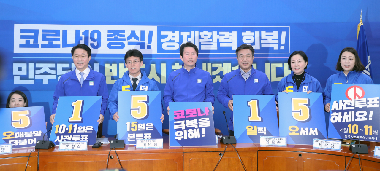 이인영 더불어민주당 공동선대위원장과 최배근 더불어시민당 공동대표가 9일 오전 서울 여의도 국회에서 제21대 총선 사전투표 독려 퍼포먼스를 하고 있다. [연합]