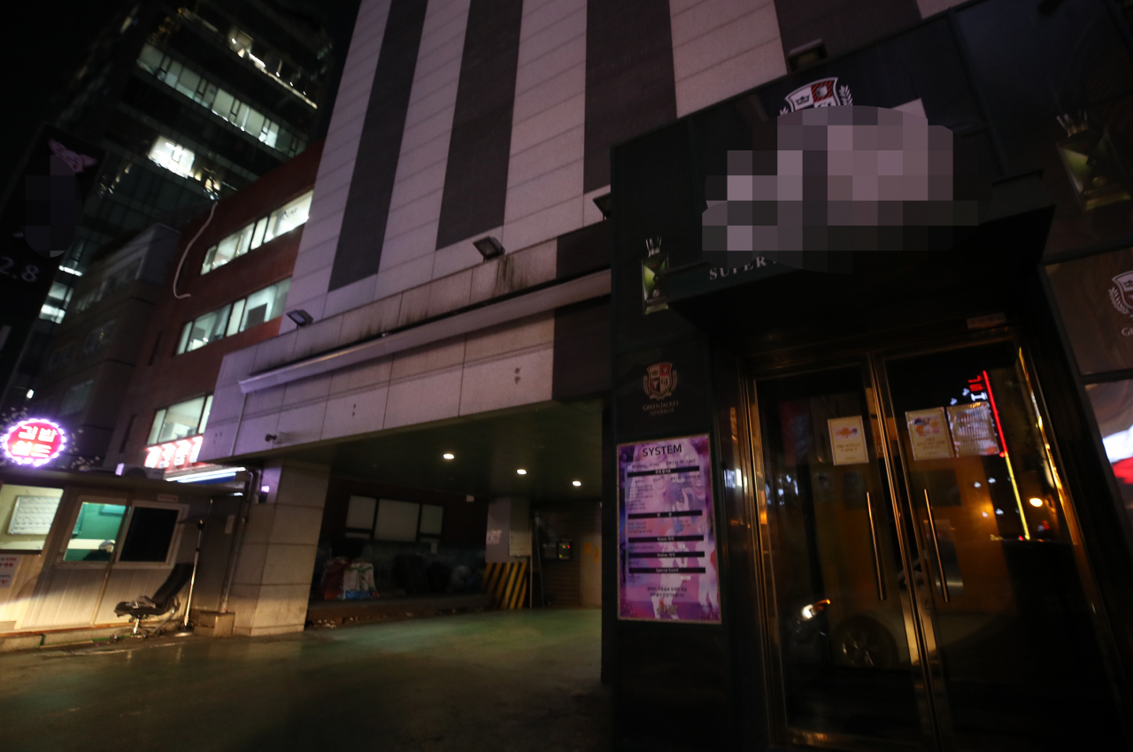 서울시가 19일까지 유흥업소에 사실상 영업중지 명령을 내린 8일 오후 서울 강남구 유흥업소 문이 닫혀있다.[연합]