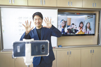SK텔레콤은 코로나19 사태에 따른 온라인 개학을 맞아 가상 교실 시범서비스 ‘서로’를 시작한다고 9일 밝혔다. 사진은 신풍초등학교 교사와 학생들이 ‘서로’ 가상교실을 시연 하는 모습. [SK텔레콤 제공]